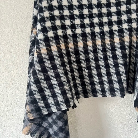 Houndstooth Poncho Shawl - Picture 3 of 6